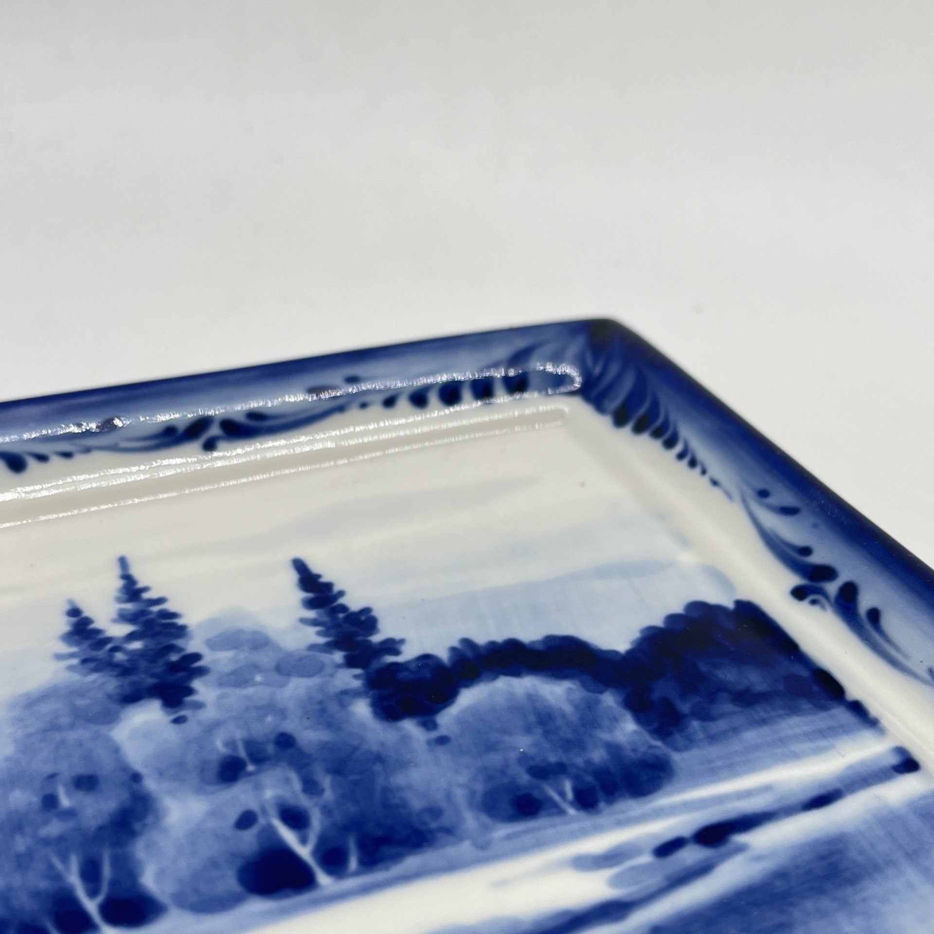 Панно настенное расписное с изображением пейзажа, ав. Ю. Гуляев, фарфор, роспись, Объединение «Гжель», СССР, 1980-2000 гг.