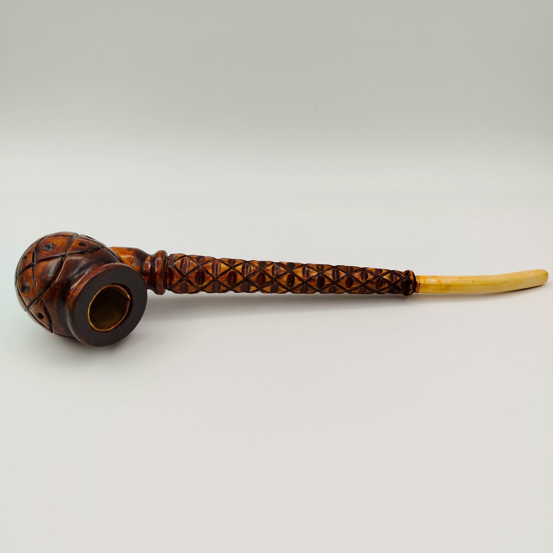 Трубка курительная в форме бочонка, с фигурным мундштуком и резным декором