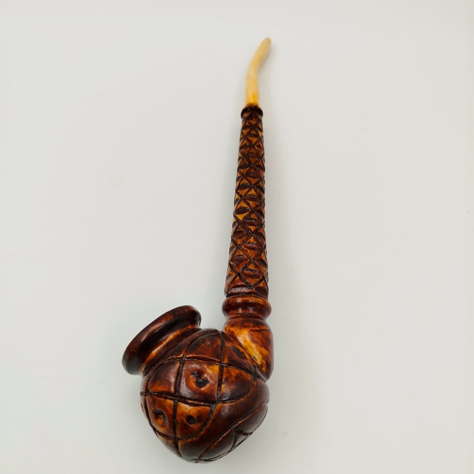 Трубка курительная в форме бочонка, с фигурным мундштуком и резным декором