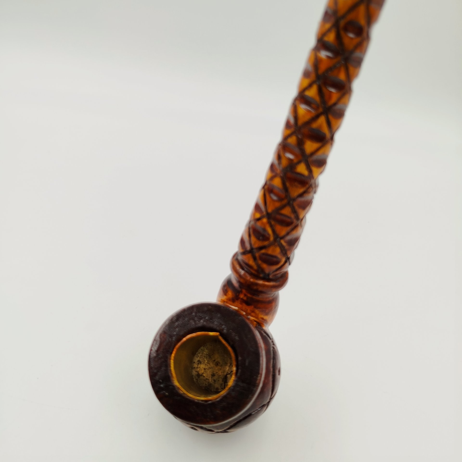 Трубка курительная в форме бочонка, с фигурным мундштуком и резным декором