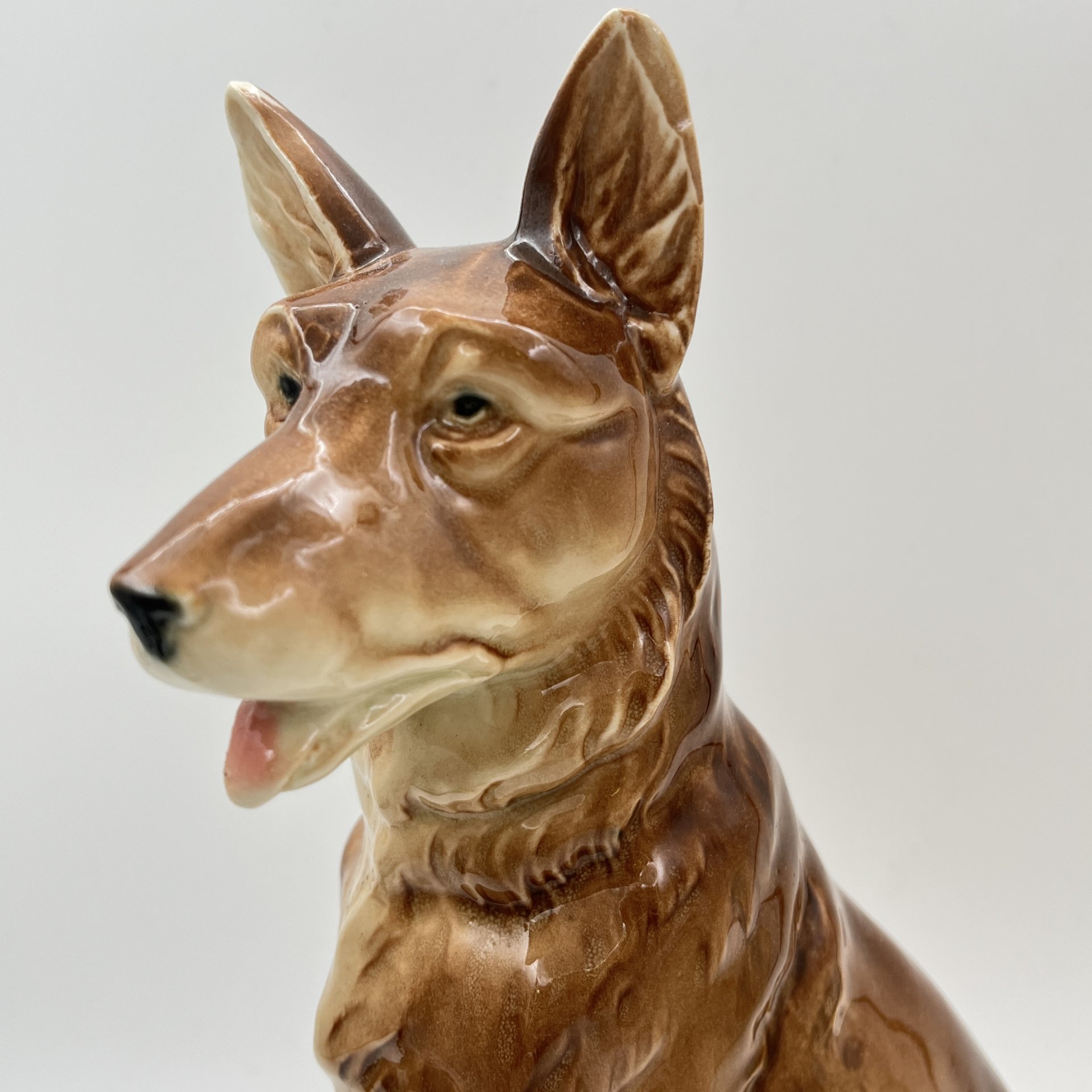 Статуэтка "Сидящая овчарка", фаянс, аэрография, Западная Европа, 1960-1990 гг.