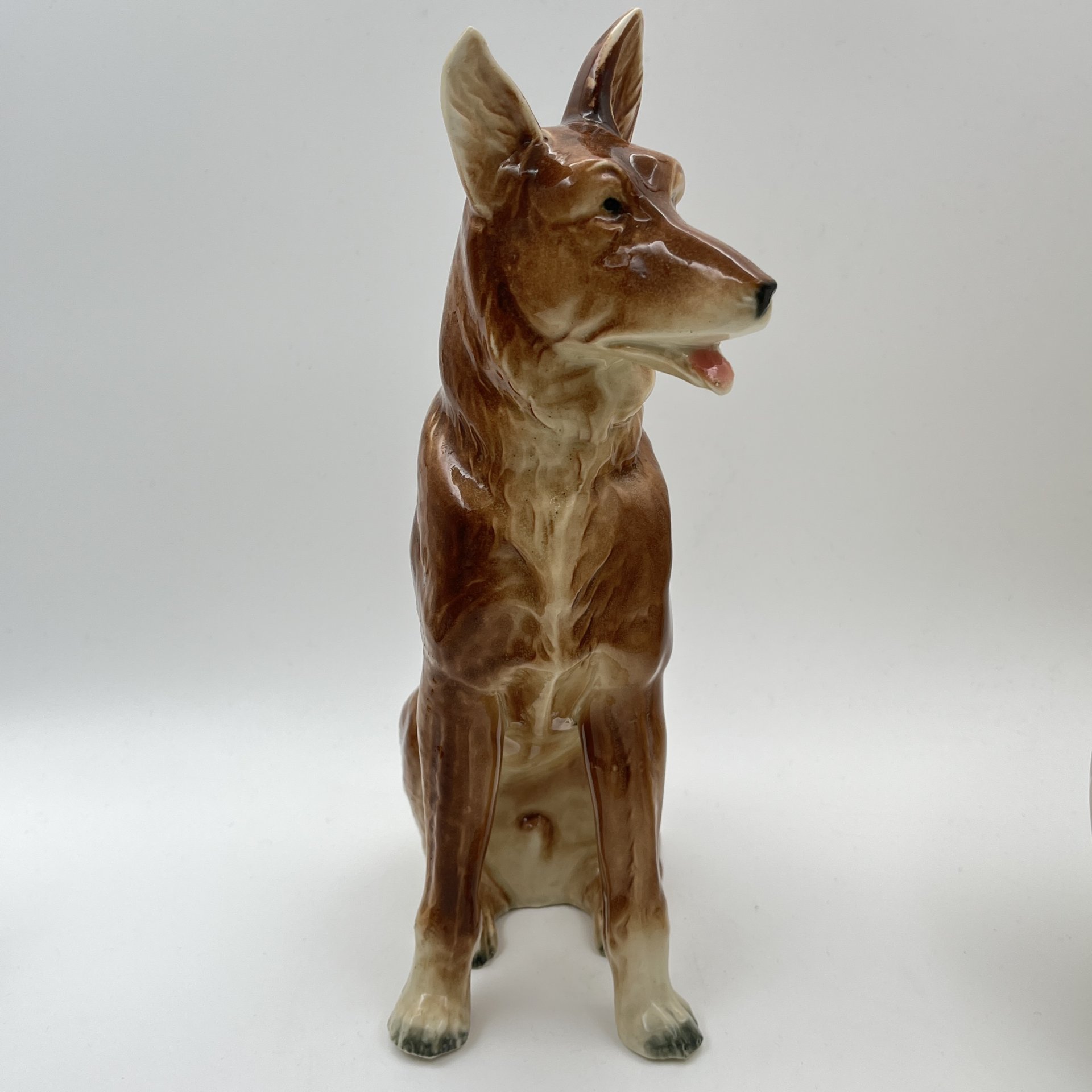 Статуэтка "Сидящая овчарка", фаянс, аэрография, Западная Европа, 1960-1990 гг.