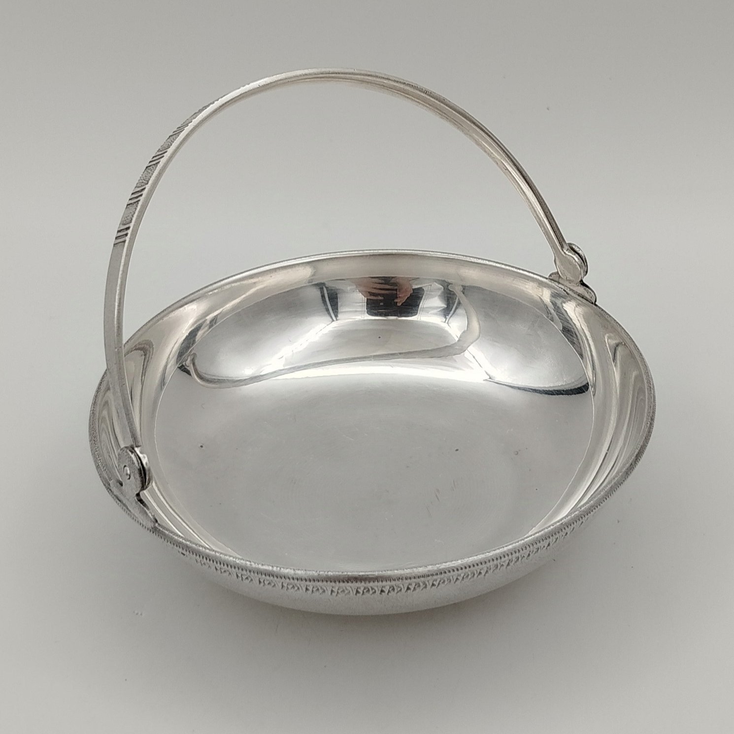 Орешница круглой формы с ручкой, мельхиор (медь-никель), Московский завод ювелирных и металлических изделий (МЮЗ), СССР, 1970-1980 гг., Московский завод ювелирных и металлических изделий (МЮЗ)