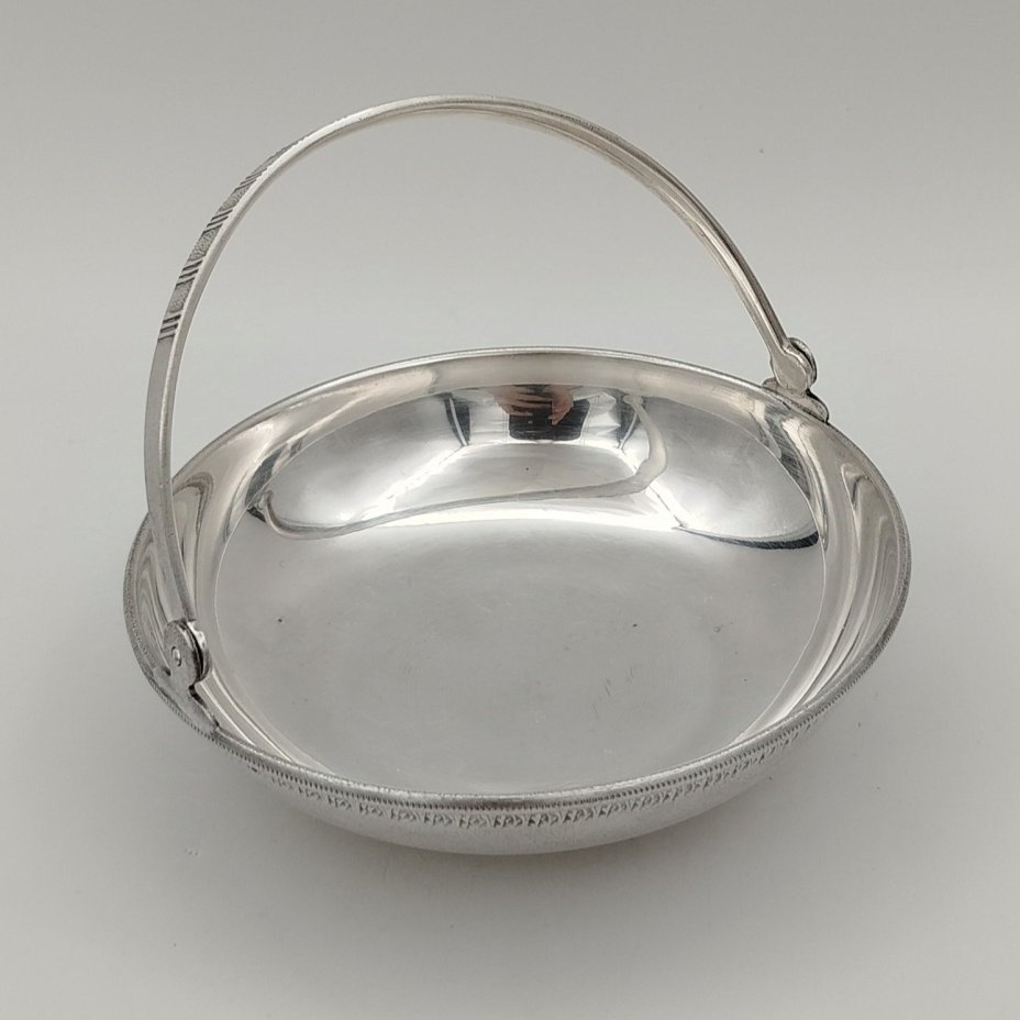 Орешница круглой формы с ручкой, мельхиор (медь-никель), Московский завод ювелирных и металлических изделий (МЮЗ), СССР, 1970-1980 гг., Московский завод ювелирных и металлических изделий (МЮЗ)