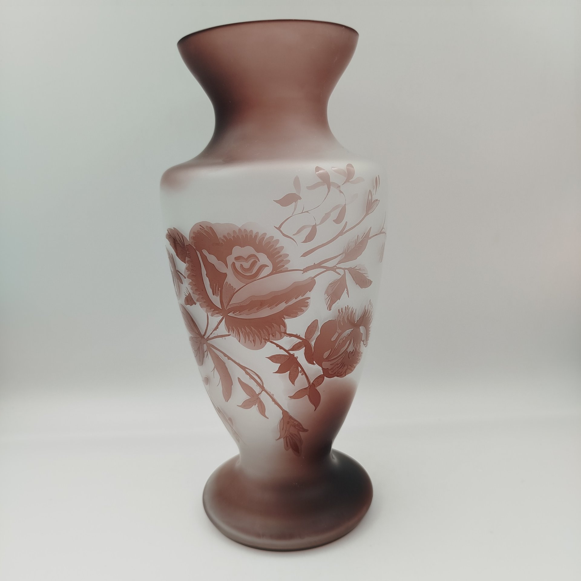 Ваза для цветов "Розы" в стиле "Галле", автор Шувалов Е.С., стекло, травление, Дятьковский хрустальный завод, СССР, 1950-1960 гг.