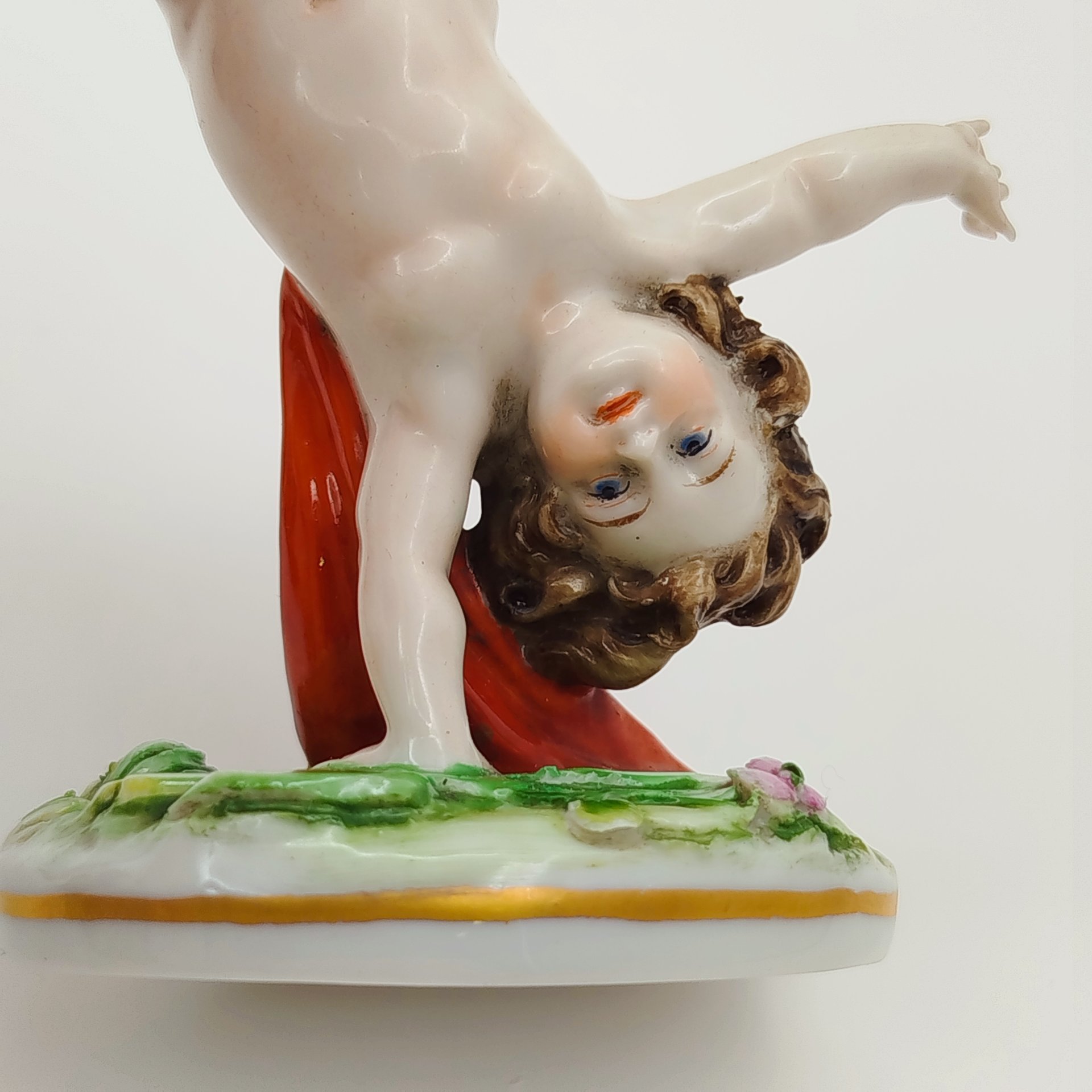 Статуэтка "Путти", мануфактура "Kister K.G. Scheibe-Alsbach", фарфор, роспись, золочение, Германия, 1960-1990 гг.