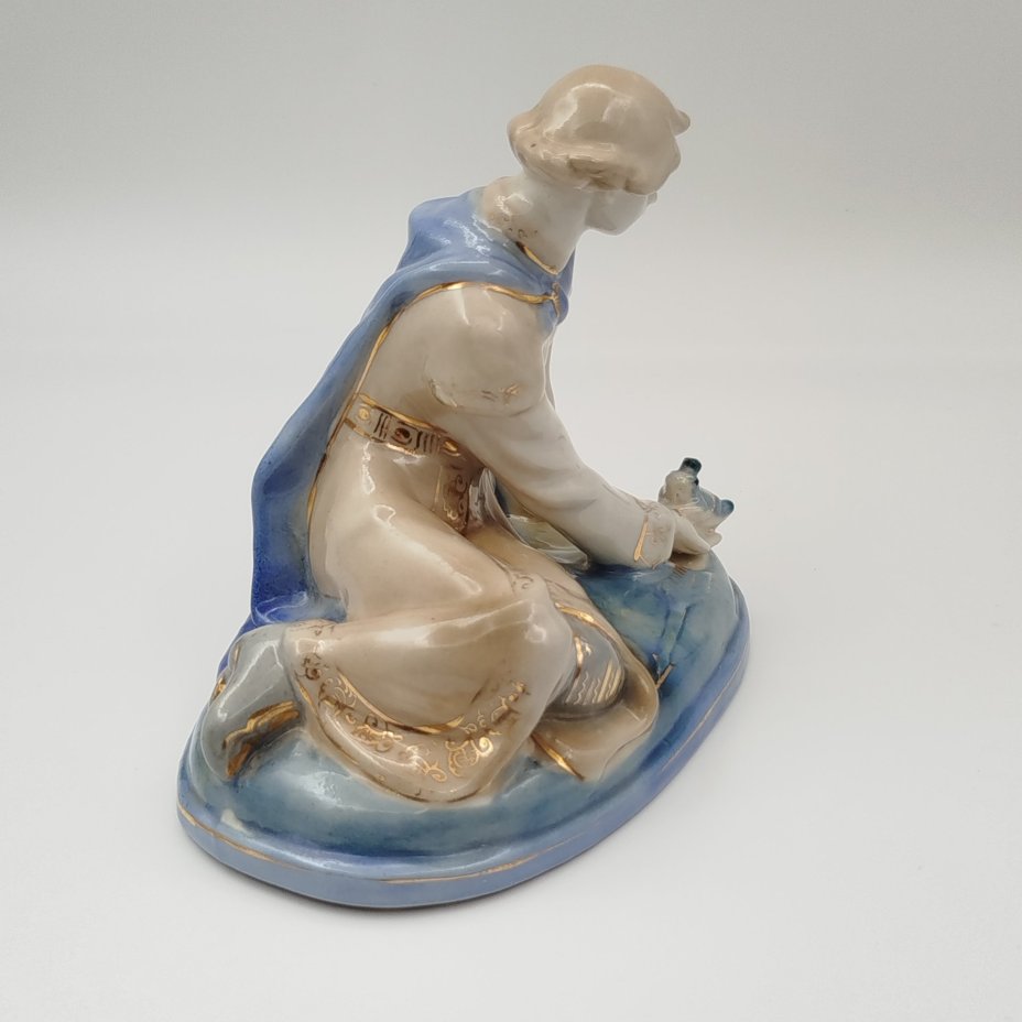 Статуэтка "Иванушка и Царевна-лягушка", автор Л. П. Азарова, фарфор, роспись, золочение, Турыгинский фарфоровый завод артели «Художественная керамика» (Гжель), СССР, 1950-1960 гг.