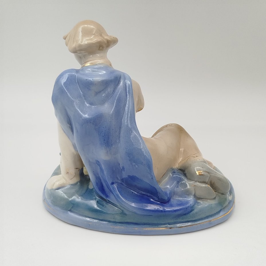 Статуэтка "Иванушка и Царевна-лягушка", автор Л. П. Азарова, фарфор, роспись, золочение, Турыгинский фарфоровый завод артели «Художественная керамика» (Гжель), СССР, 1950-1960 гг.