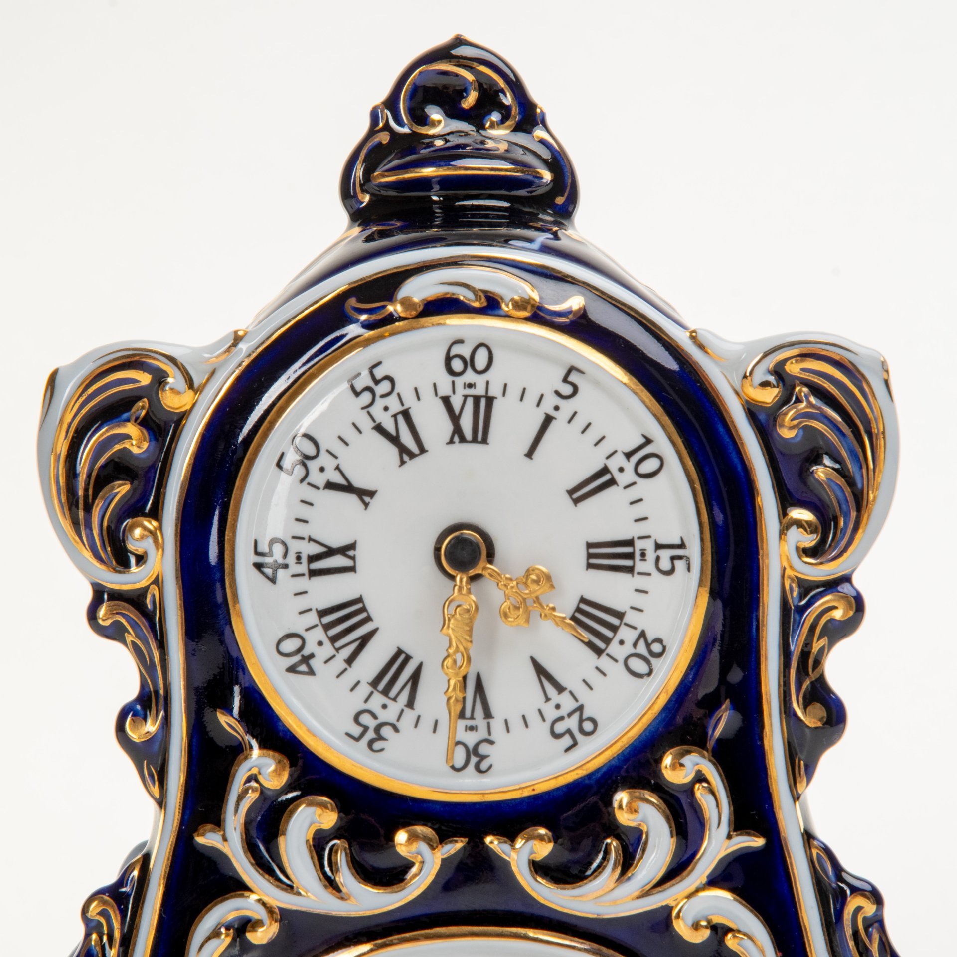 Часы каминные, выполненные стиле "Барокко", Royal Dux