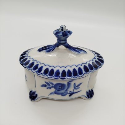Шкатулка на ножках, фарфор, роспись, Объединение «Гжель», СССР, 1972-1986 гг.