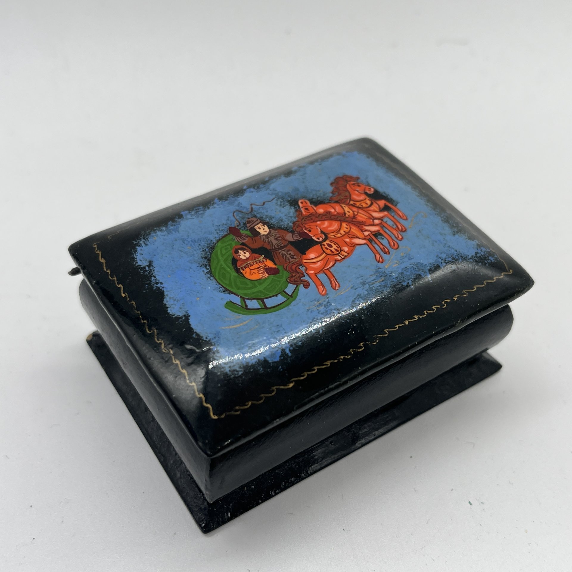 Шкатулка миниатюрная "Тройка", папье-маше, лак, роспись, Россия, 1990-2010 гг.