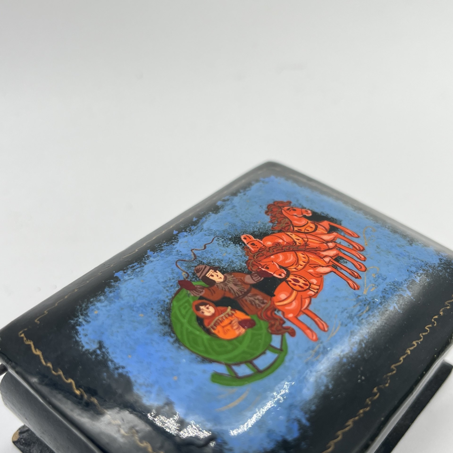 Шкатулка миниатюрная "Тройка", папье-маше, лак, роспись, Россия, 1990-2010 гг.