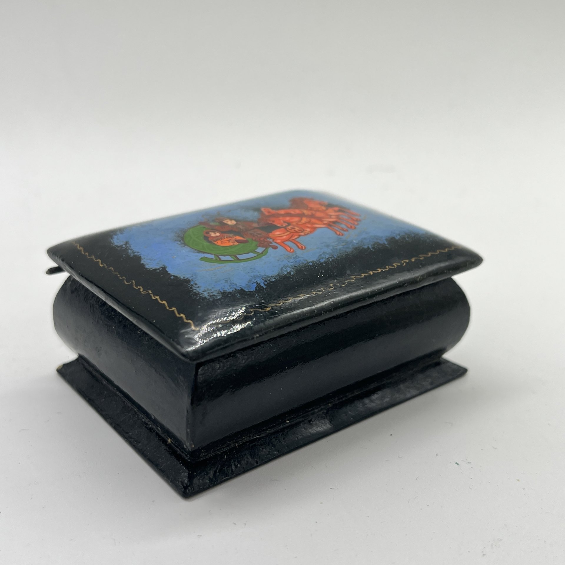 Шкатулка миниатюрная "Тройка", папье-маше, лак, роспись, Россия, 1990-2010 гг.