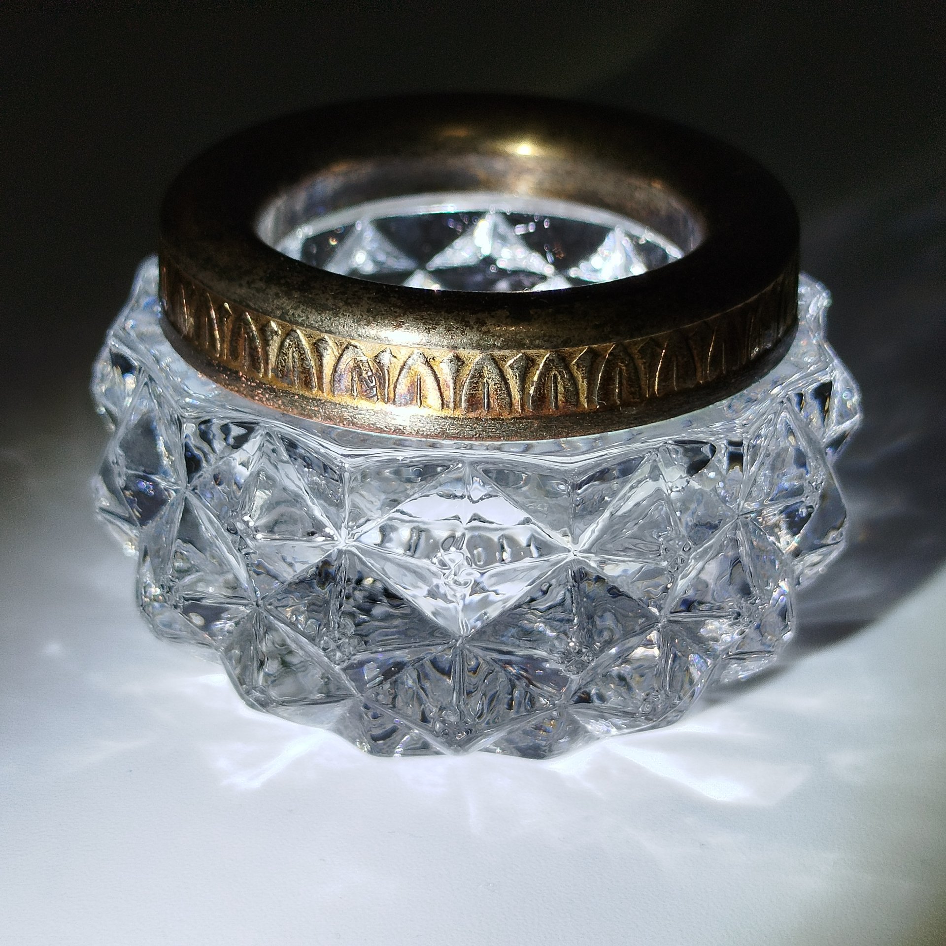 Солонка с рельефным декором