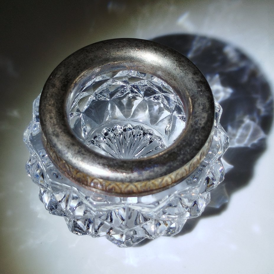 Солонка с рельефным декором