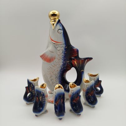 Набор для крепких напитков "Рыба" (штоф и 6 стопки), автор М.Д.Барамидзе, фарфор, роспись, золочение, Полонский завод художественной керамики (Полонное ЗХК), СССР, 1973-1991 гг.