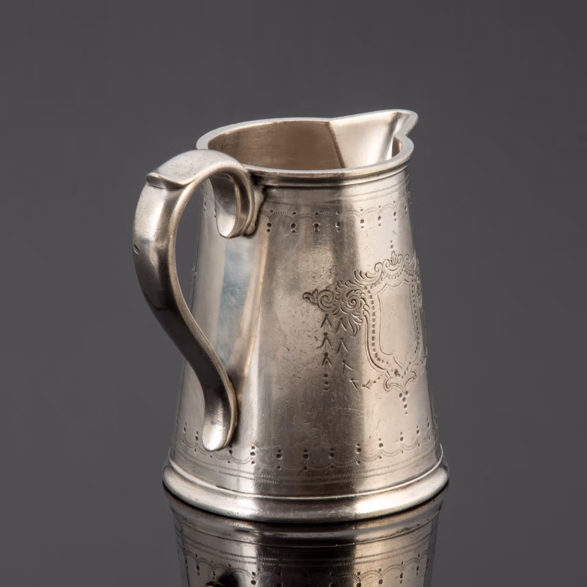 Молочник украшенный изображением щита, Elkington & Co.