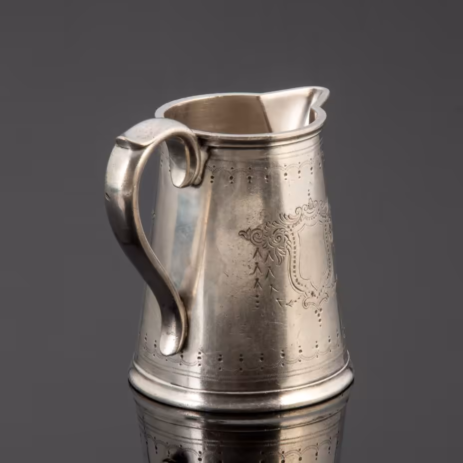 Молочник украшенный изображением щита, Elkington & Co.
