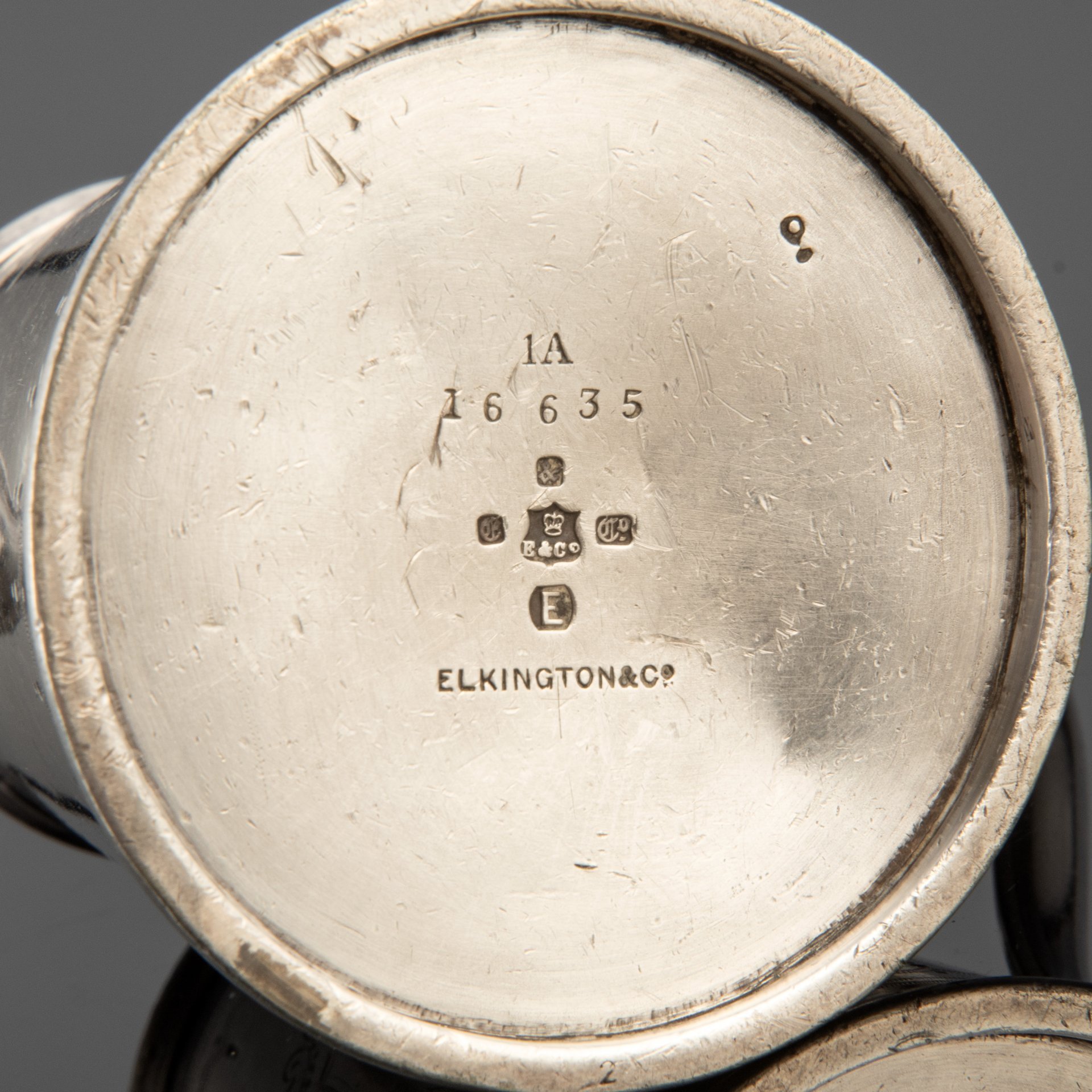 Молочник украшенный изображением щита, Elkington & Co.