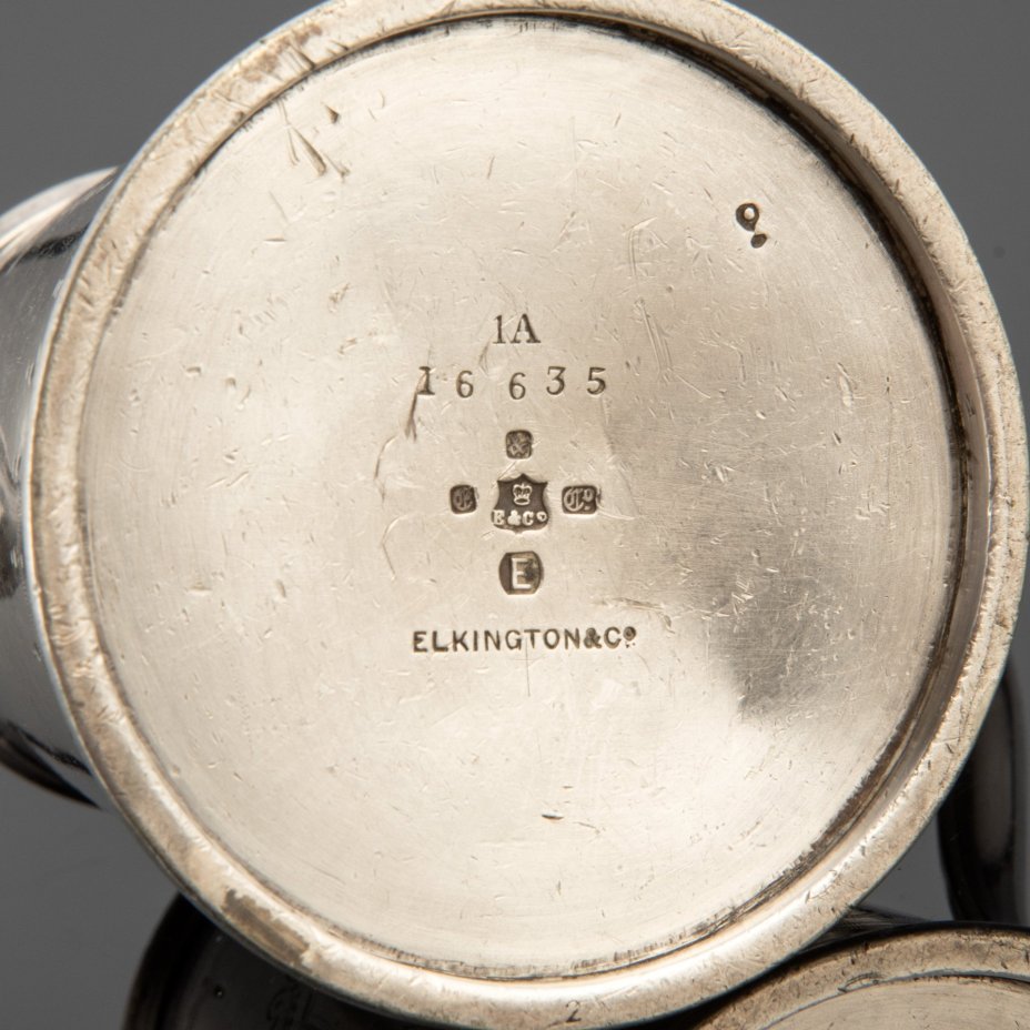 Молочник украшенный изображением щита, Elkington & Co.