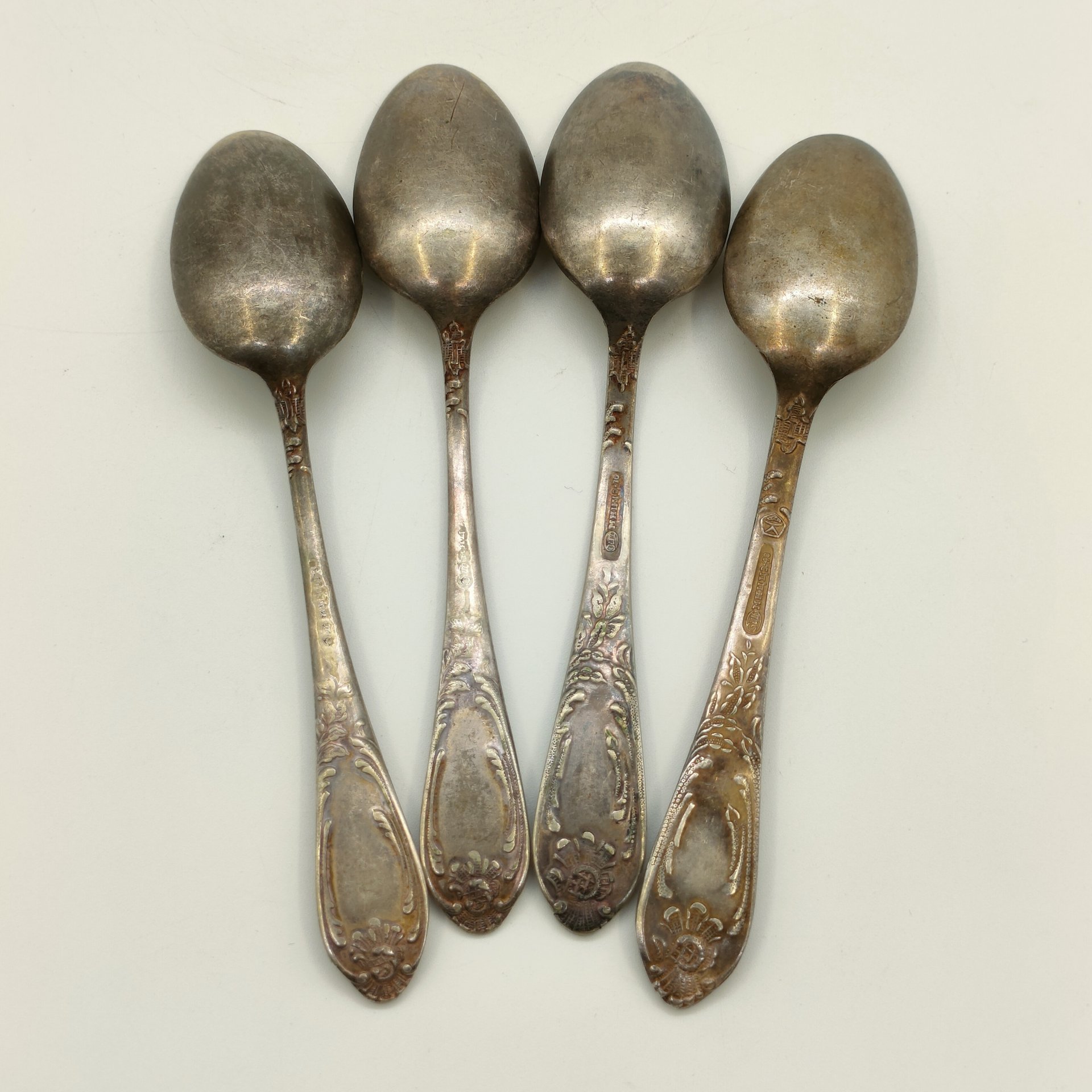 Набор из 4-х чайных ложек, украшенных растительным декором, мНЦ (медь-никель-цинк), Вольнянский завод столовых приборов им. Шевченко (ЗiШ, ЗиШ), СССР, 1960-1990 гг.