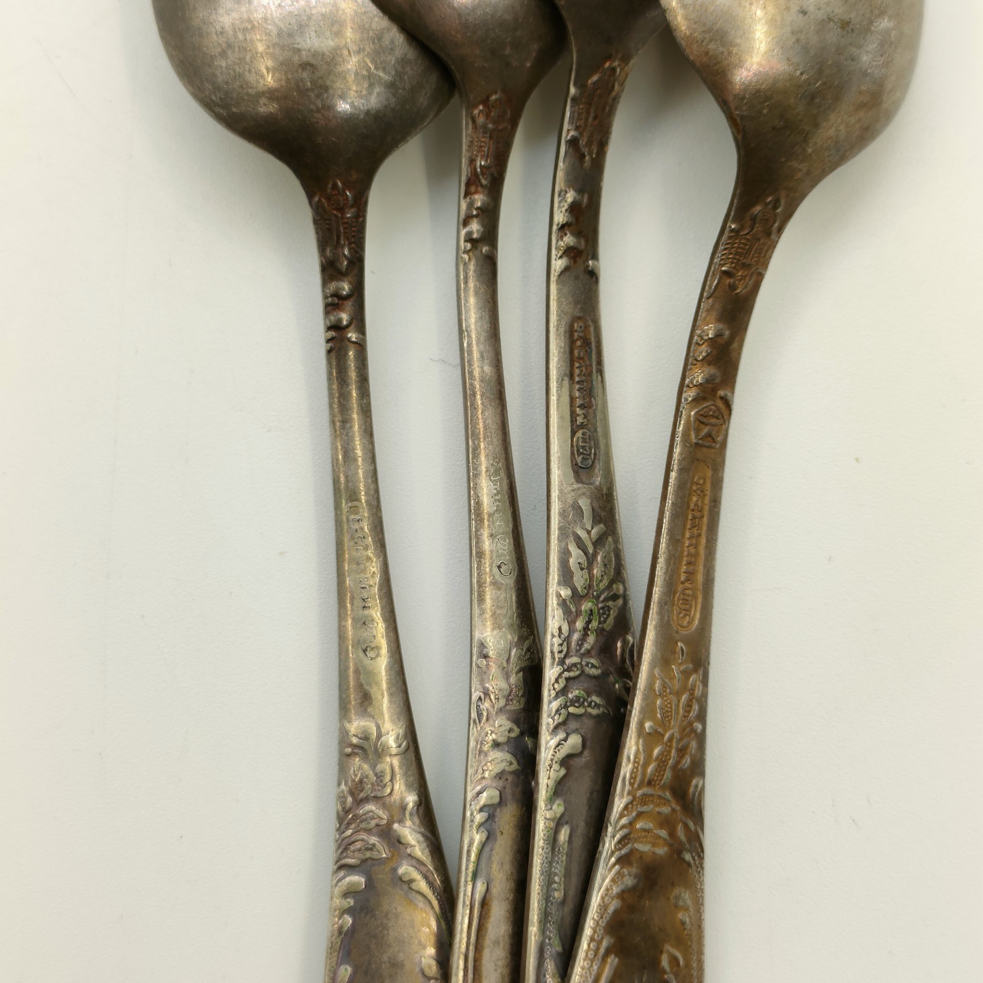 Набор из 4-х чайных ложек, украшенных растительным декором, мНЦ (медь-никель-цинк), Вольнянский завод столовых приборов им. Шевченко (ЗiШ, ЗиШ), СССР, 1960-1990 гг.