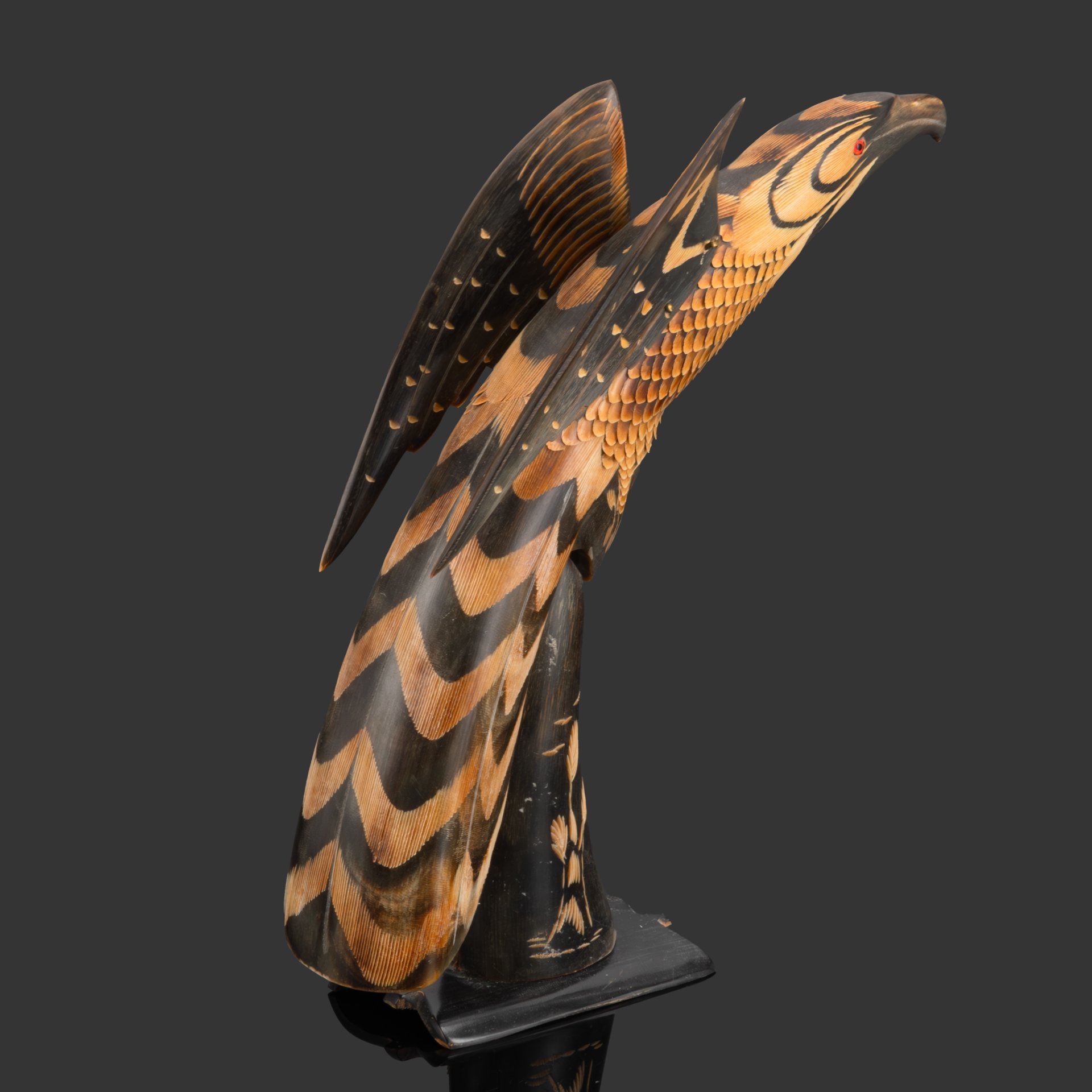 Настольное украшение из рога буйвола в виде орла, рог, резьба, дерево, инкрустация, Азия, 1970-1990 гг.