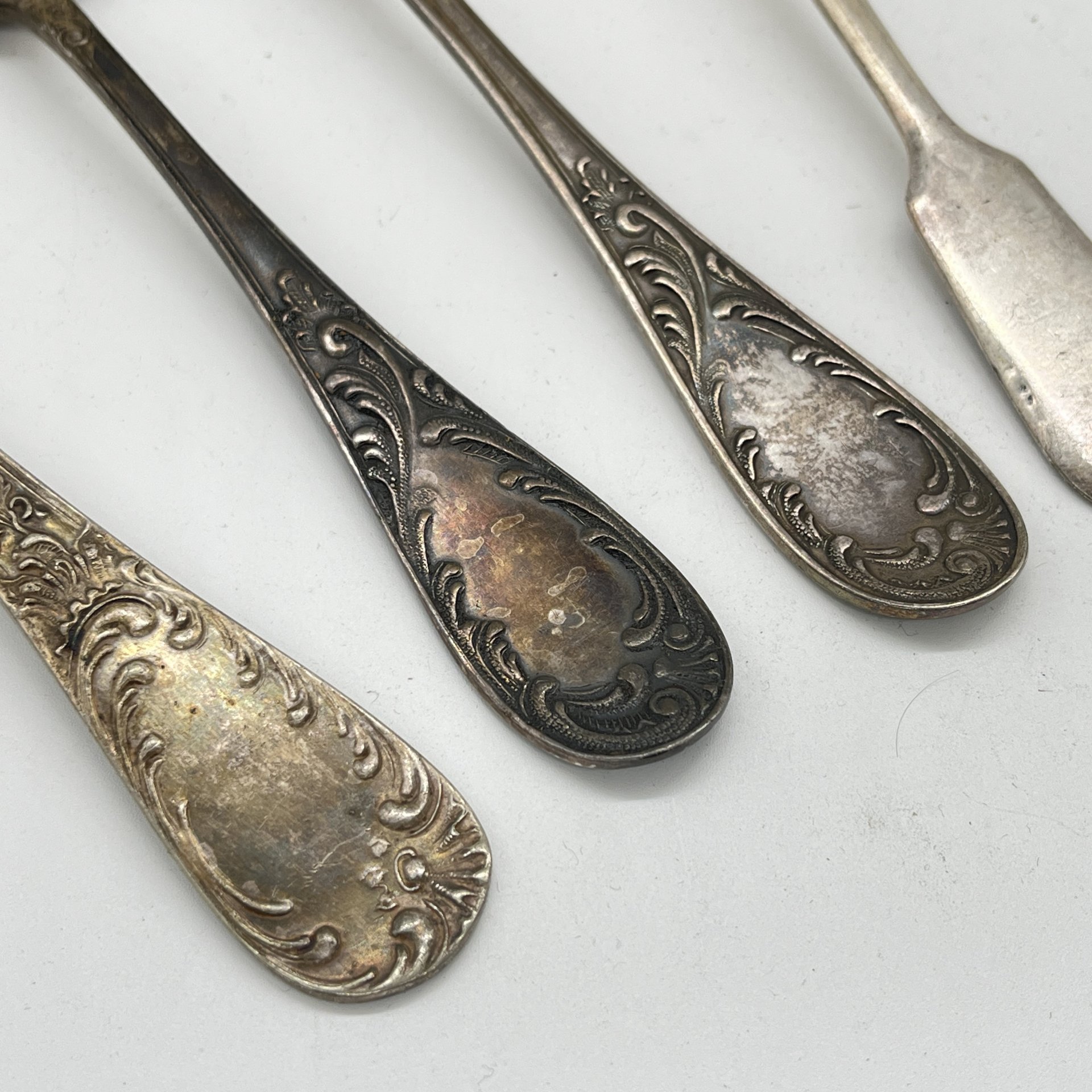 Набор из 4 столовых ложек с растительным декором на ручках (подбор), мНЦ (медь-никель-цинк), Кольчугинский завод цветных металлов, СССР, 1930-1950 гг.