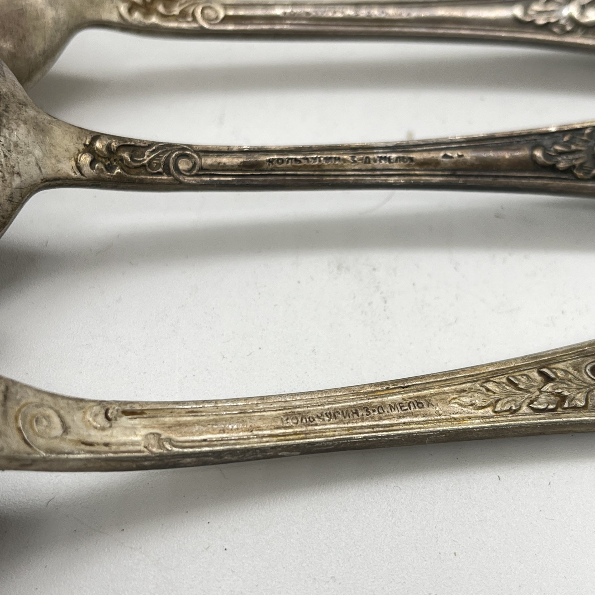 Набор из 4 столовых ложек с растительным декором на ручках (подбор), мНЦ (медь-никель-цинк), Кольчугинский завод цветных металлов, СССР, 1930-1950 гг.