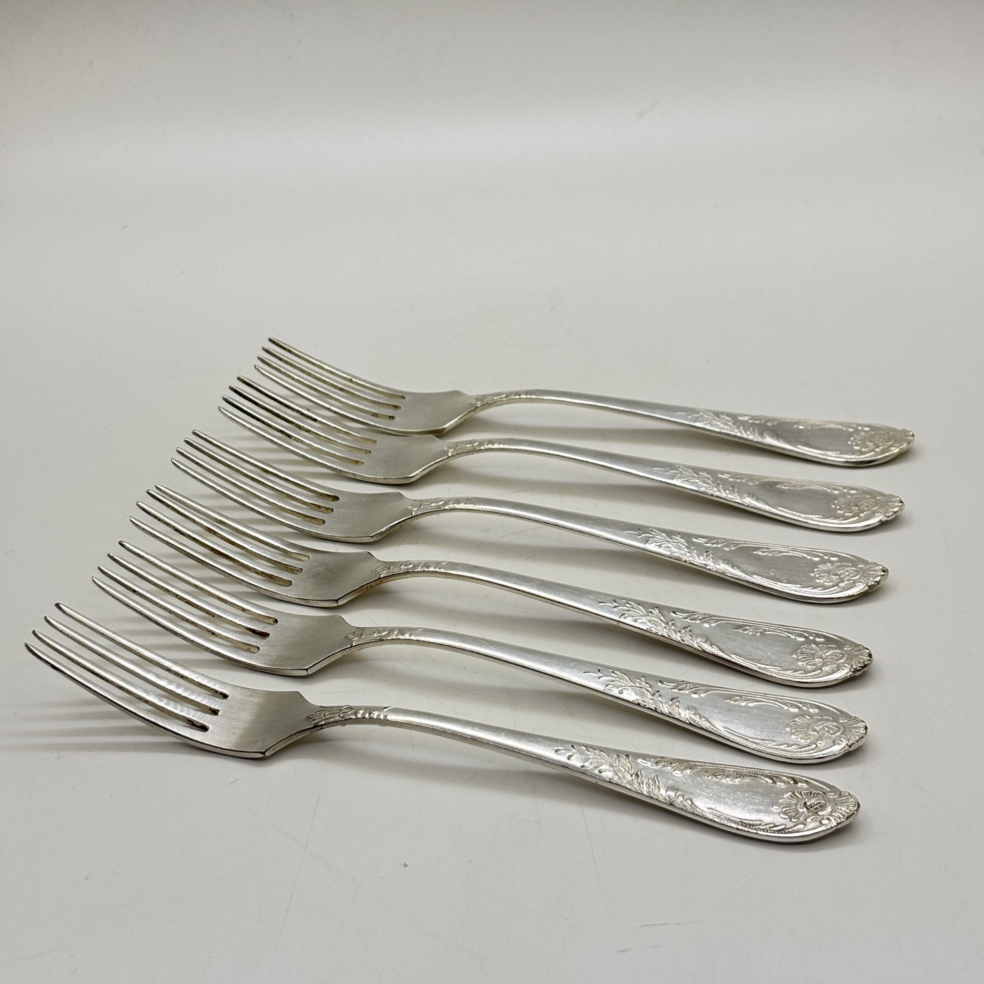 Набор из шести обеденных вилок с растительным декором, мНЦ (медь-никель-цинк), Вольнянский завод столовых приборов им. Шевченко (ЗiШ, ЗиШ), СССР, 1960-1980 гг.