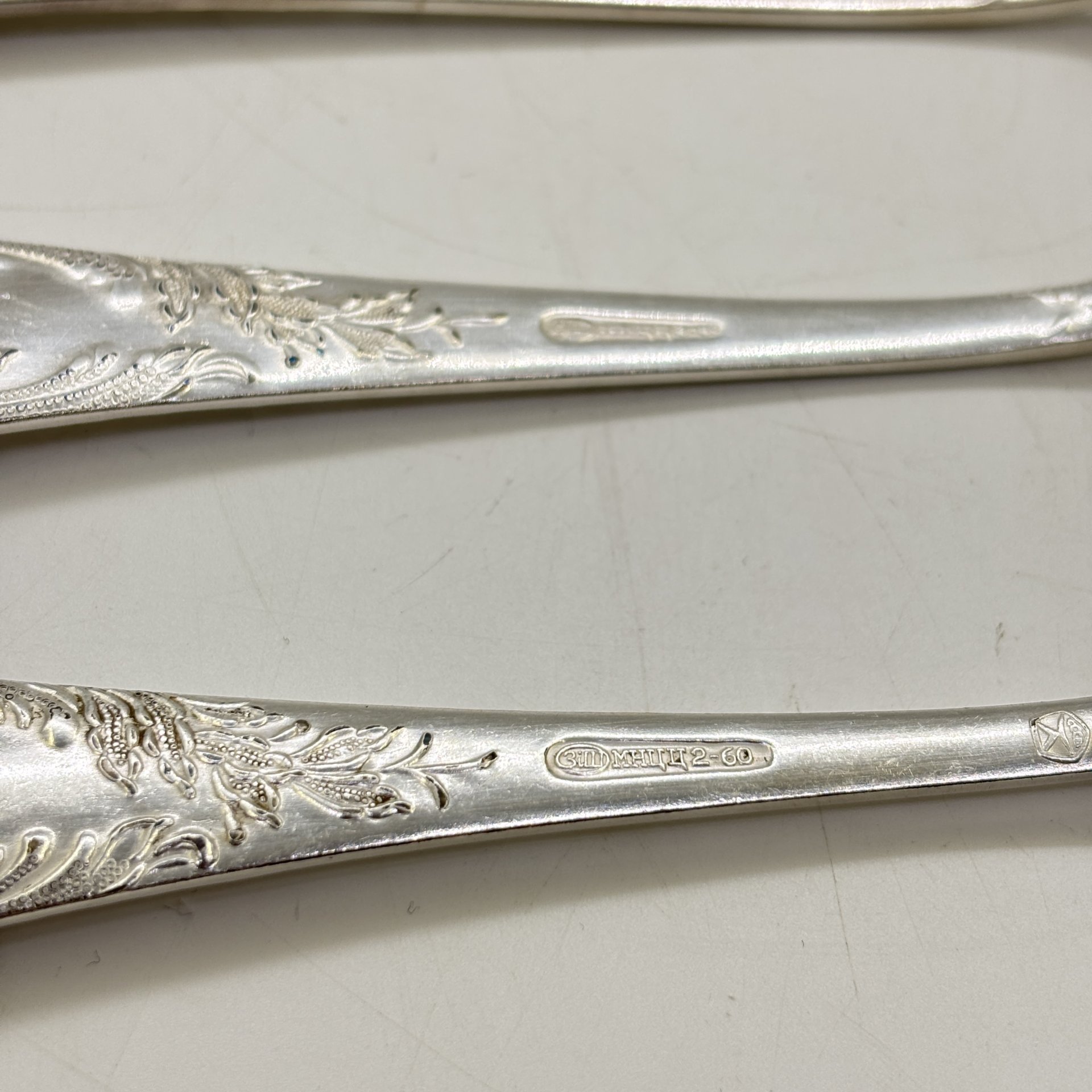 Набор из шести обеденных вилок с растительным декором, мНЦ (медь-никель-цинк), Вольнянский завод столовых приборов им. Шевченко (ЗiШ, ЗиШ), СССР, 1960-1980 гг.