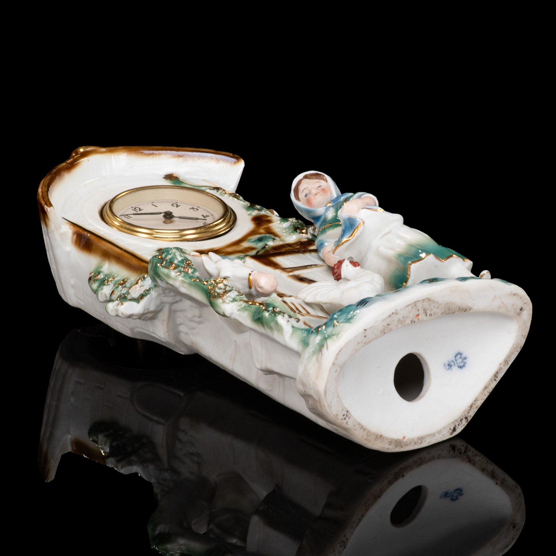 Часы настольные "Хозяюшка" ("Девочка кормит животных"), Sitzendorf