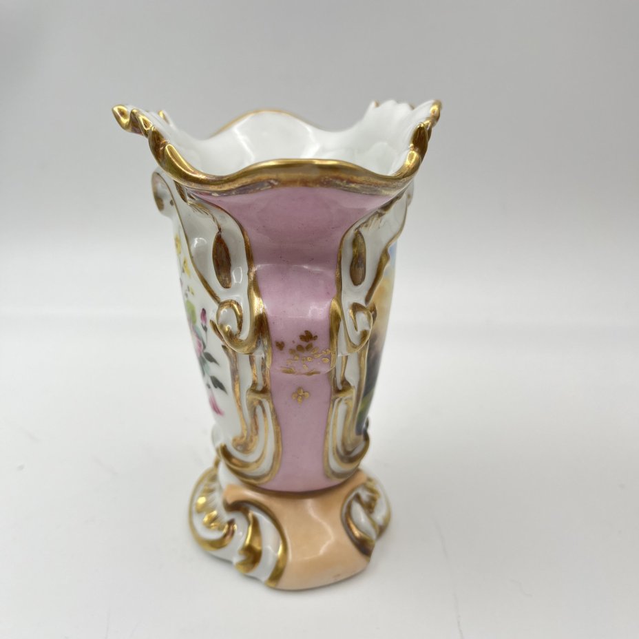 Ваза с отверстием на дне, с изображением на тулове девушки-водоноски и цветочным декором на обратной стороне