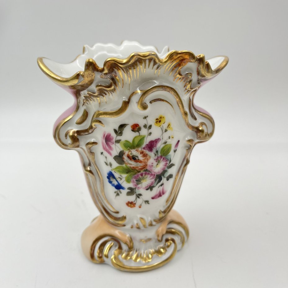 Ваза с отверстием на дне, с изображением на тулове девушки-водоноски и цветочным декором на обратной стороне