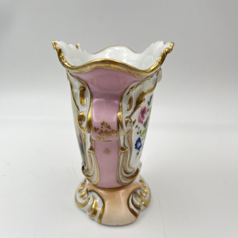 Ваза с отверстием на дне, с изображением на тулове девушки-водоноски и цветочным декором на обратной стороне