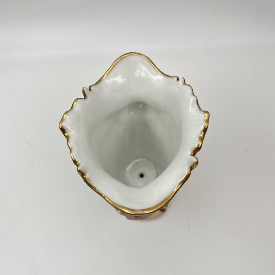 Ваза с отверстием на дне, с изображением на тулове девушки-водоноски и цветочным декором на обратной стороне