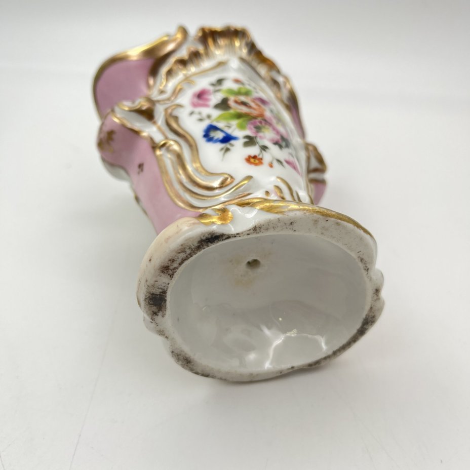 Ваза с отверстием на дне, с изображением на тулове девушки-водоноски и цветочным декором на обратной стороне