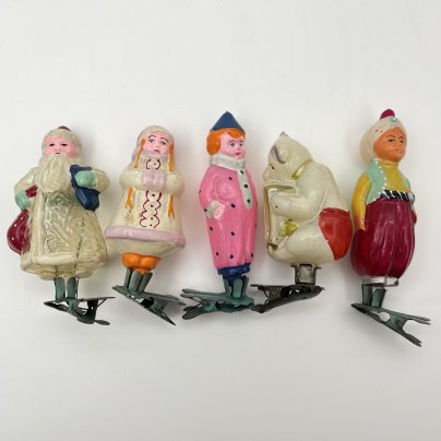 Набор елочных игрушек на прищепках 5 шт.: "Медведь с гармошкой", "Дед Мороз", "Марфушечка", "Маленький Мук", "Ребенок в шарфике", стекло, роспись, СССР, 1950-1960 гг.