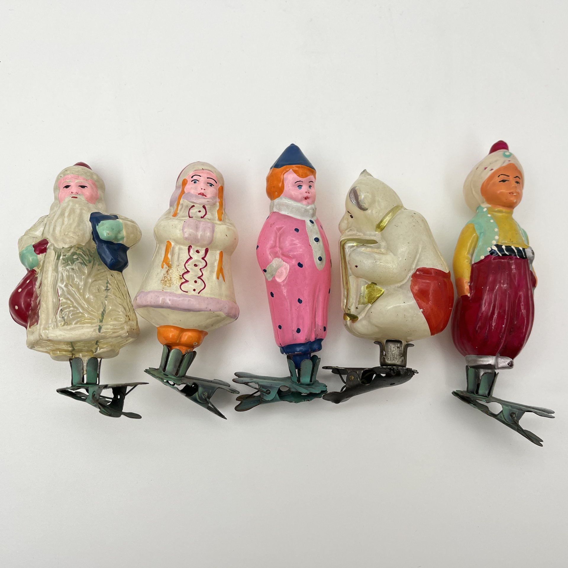 Набор елочных игрушек на прищепках 5 шт.: "Медведь с гармошкой", "Дед Мороз", "Марфушечка", "Маленький Мук", "Ребенок в шарфике", стекло, роспись, СССР, 1950-1960 гг.