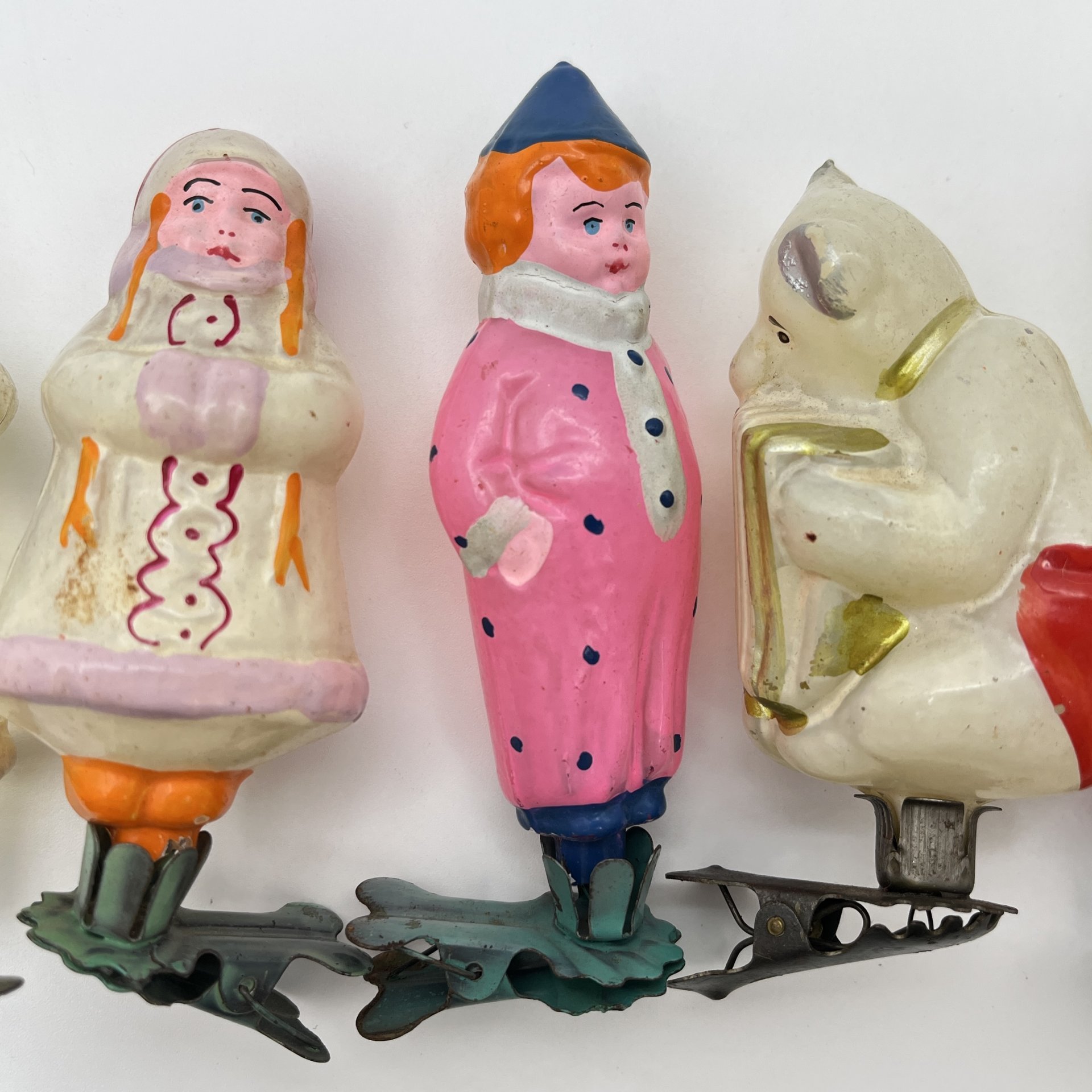 Набор елочных игрушек на прищепках 5 шт.: "Медведь с гармошкой", "Дед Мороз", "Марфушечка", "Маленький Мук", "Ребенок в шарфике", стекло, роспись, СССР, 1950-1960 гг.