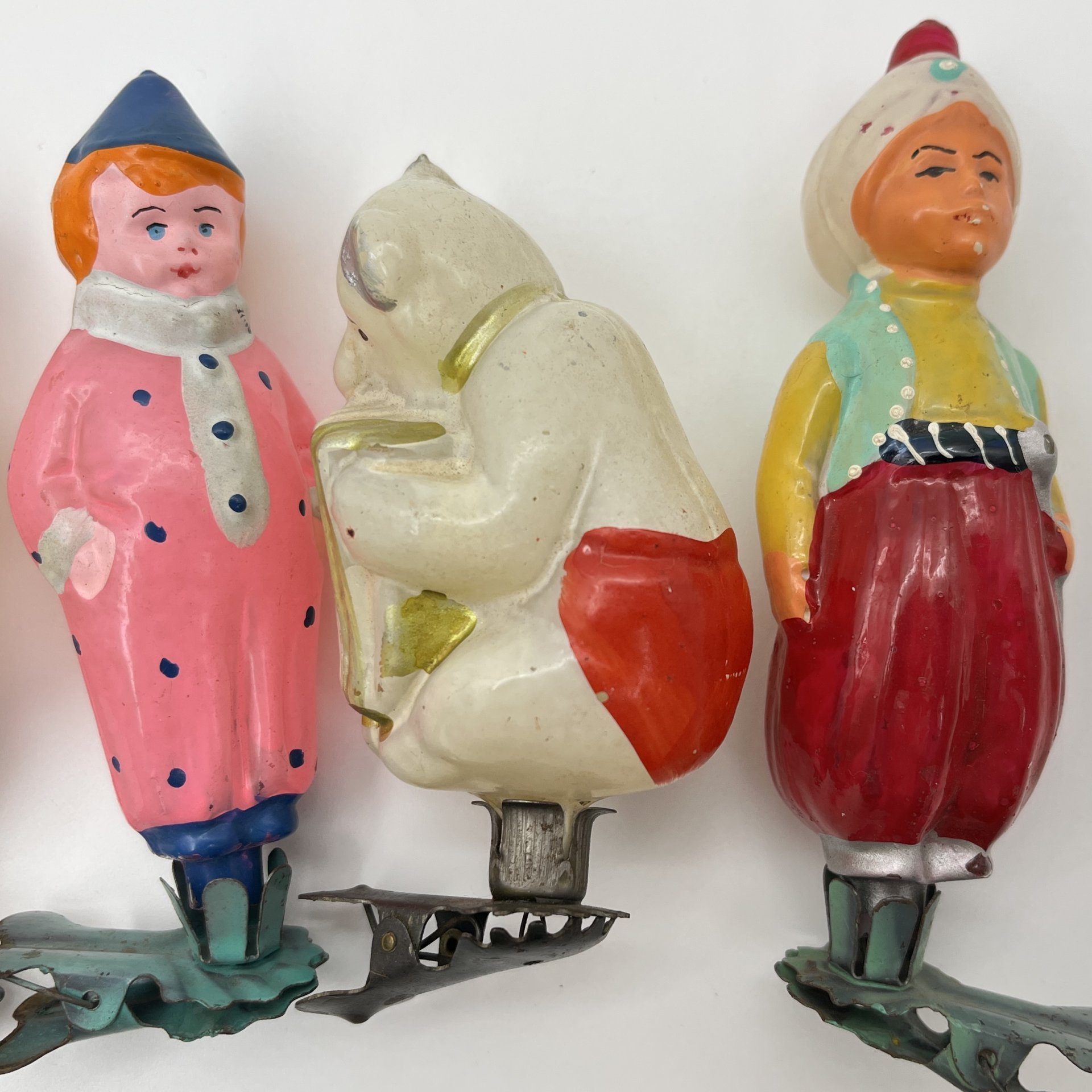 Набор елочных игрушек на прищепках 5 шт.: "Медведь с гармошкой", "Дед Мороз", "Марфушечка", "Маленький Мук", "Ребенок в шарфике", стекло, роспись, СССР, 1950-1960 гг.