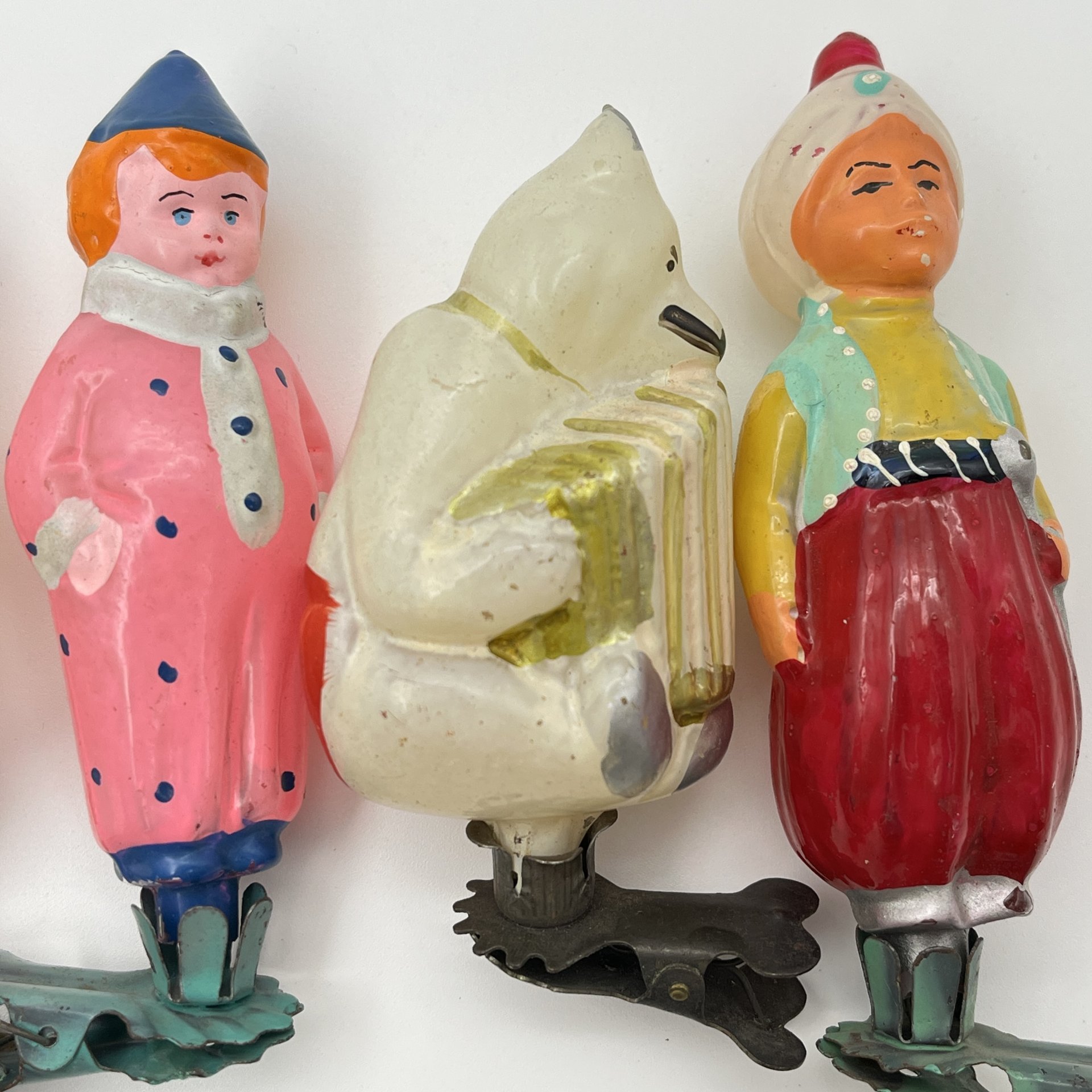 Набор елочных игрушек на прищепках 5 шт.: "Медведь с гармошкой", "Дед Мороз", "Марфушечка", "Маленький Мук", "Ребенок в шарфике", стекло, роспись, СССР, 1950-1960 гг.