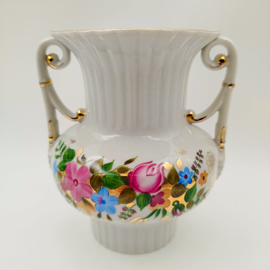 Ваза с боковыми ручками и цветочным декором, фарфор, роспись, золочение, Ленинградский опытный завод (ЛОЗ), СССР, 1973-1983 гг.