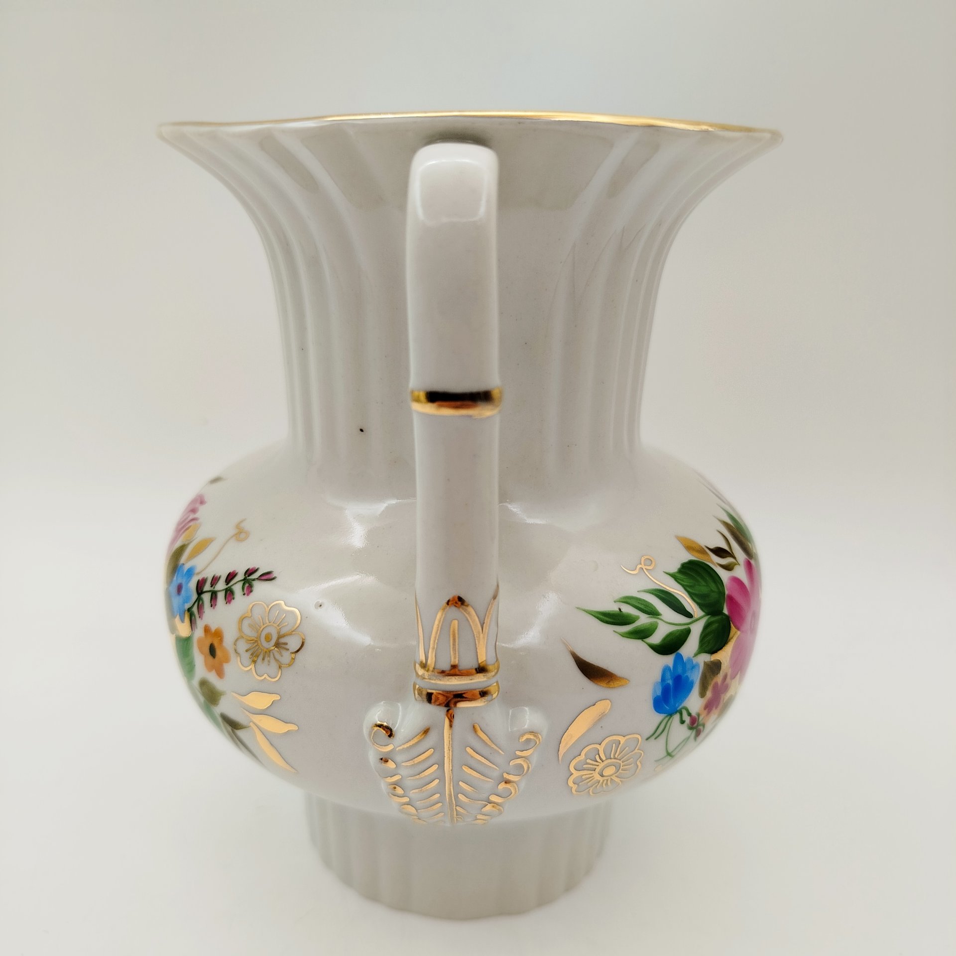 Ваза с боковыми ручками и цветочным декором, фарфор, роспись, золочение, Ленинградский опытный завод (ЛОЗ), СССР, 1973-1983 гг.