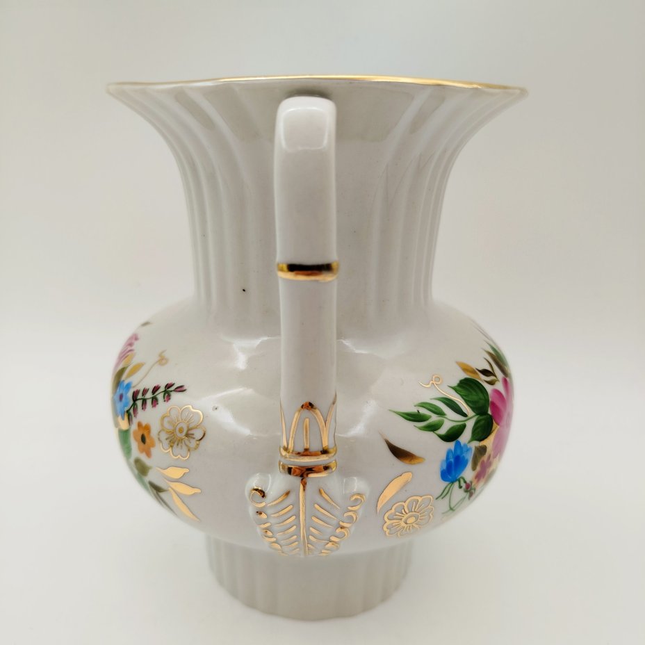 Ваза с боковыми ручками и цветочным декором