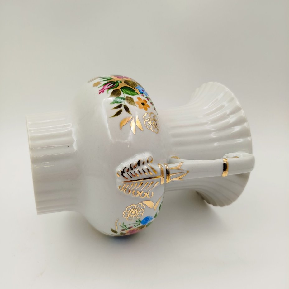 Ваза с боковыми ручками и цветочным декором