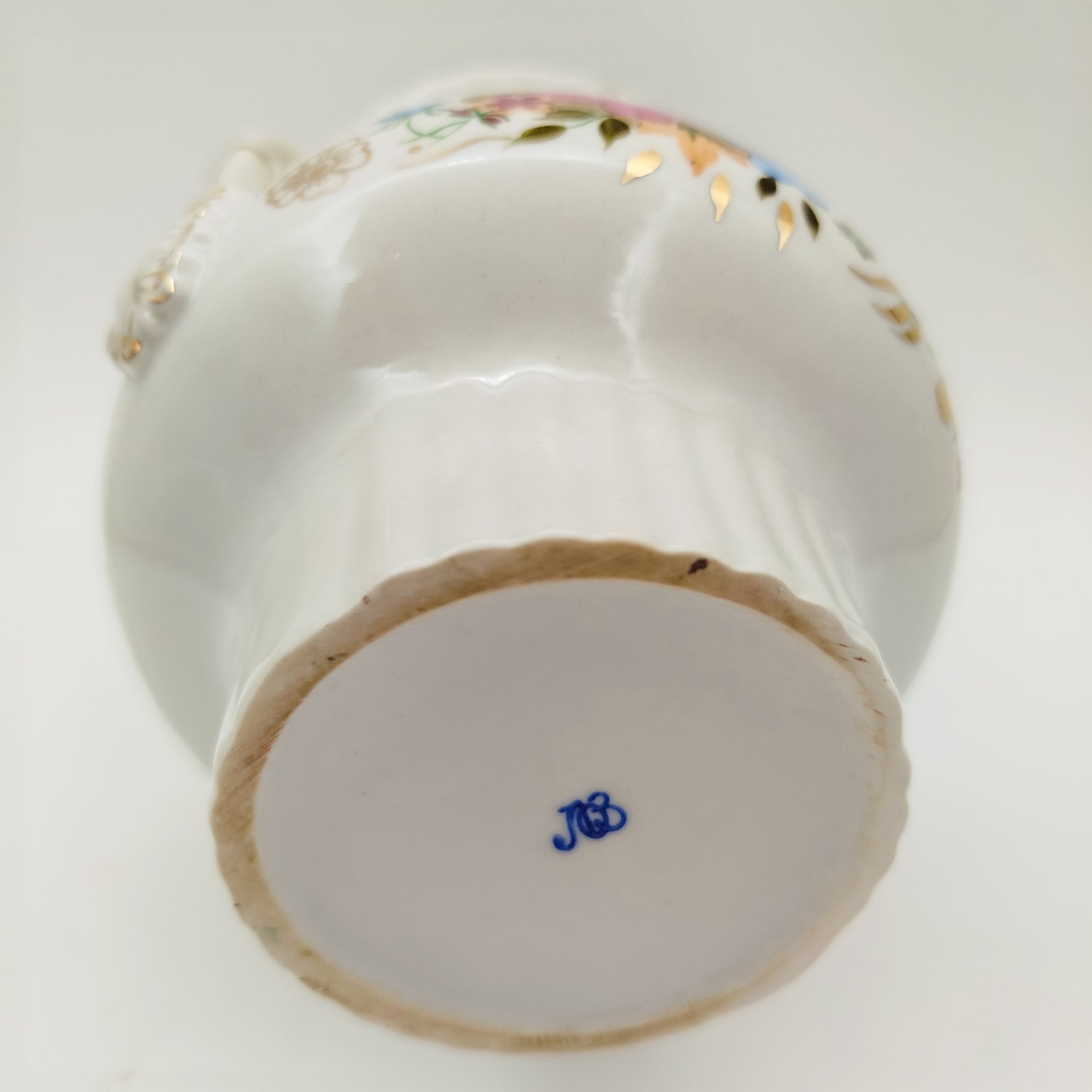 Ваза с боковыми ручками и цветочным декором, фарфор, роспись, золочение, Ленинградский опытный завод (ЛОЗ), СССР, 1973-1983 гг.