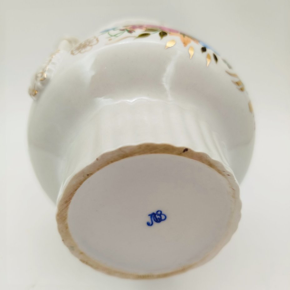 Ваза с боковыми ручками и цветочным декором