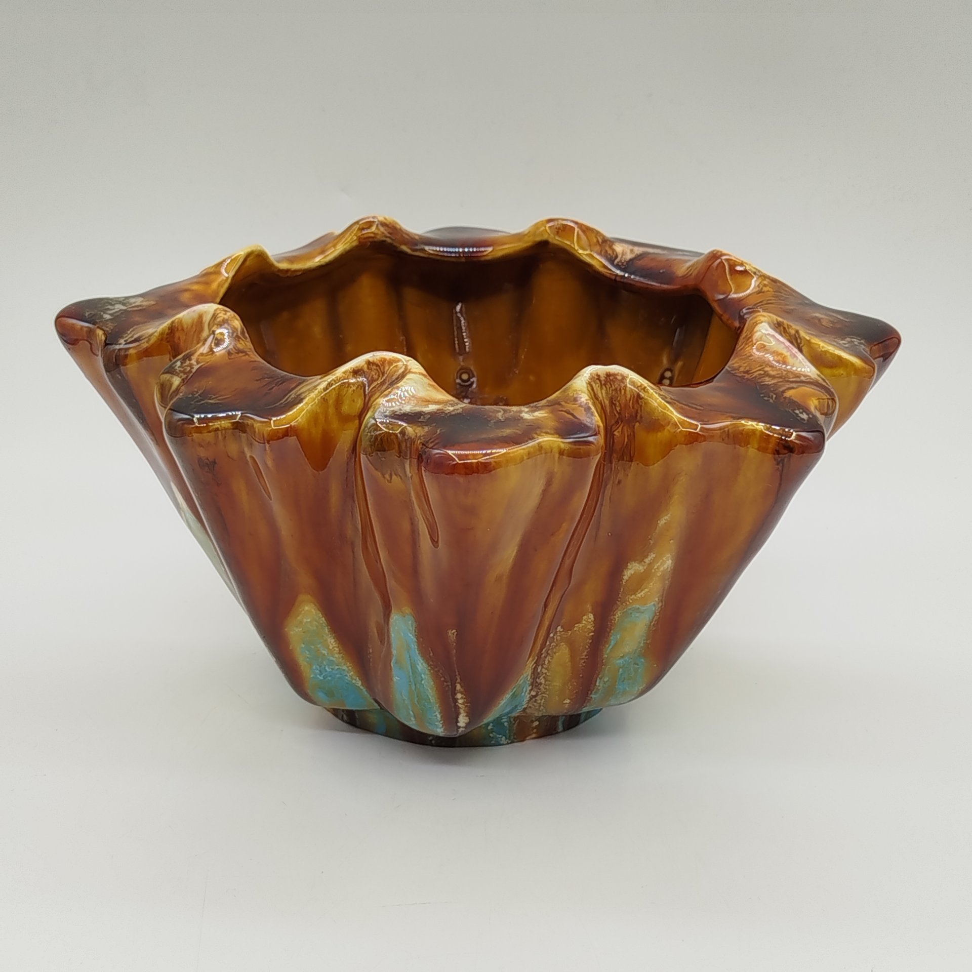 Ваза декоративная янтарно-бирюзового оттенка с фестончатым краем