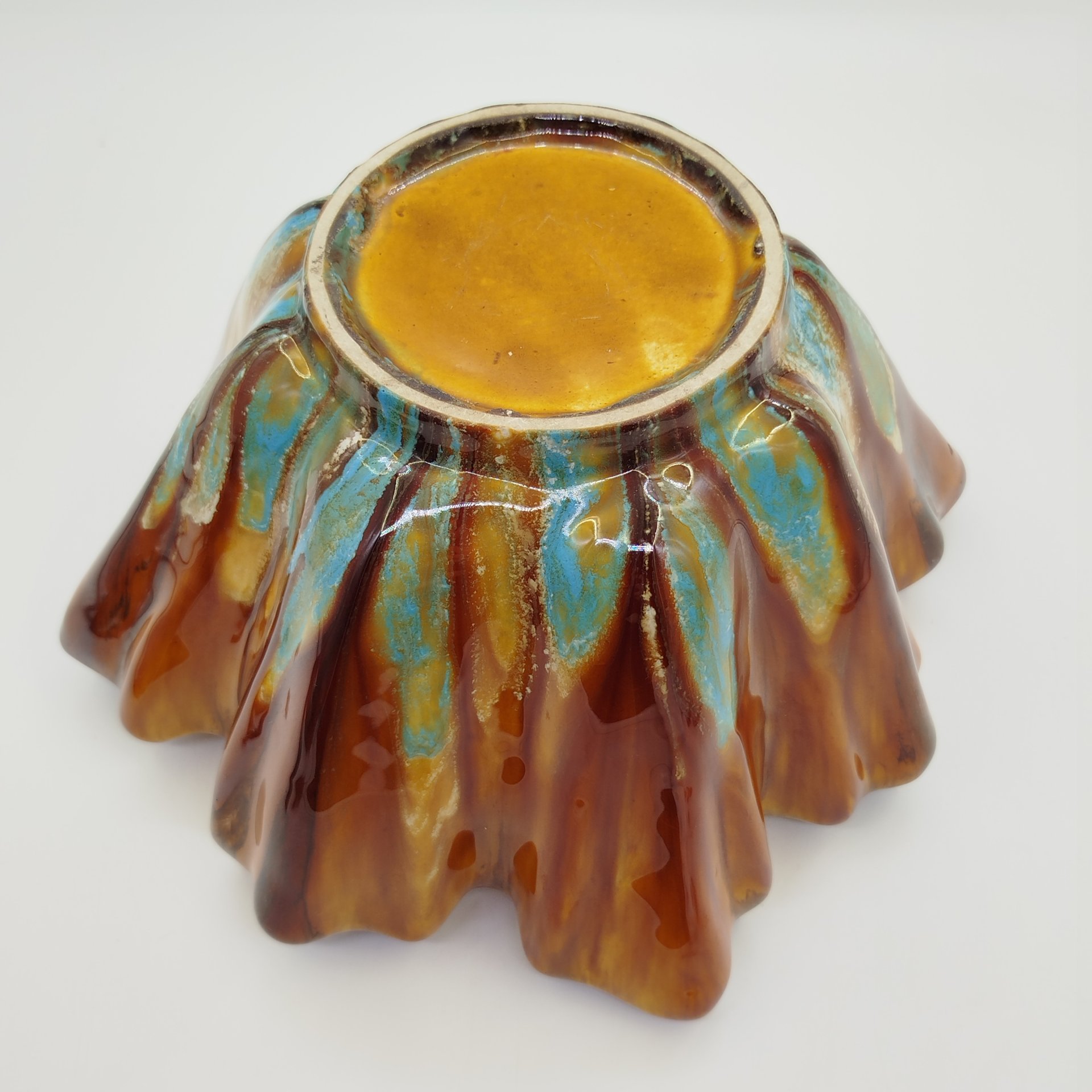 Ваза декоративная янтарно-бирюзового оттенка с фестончатым краем